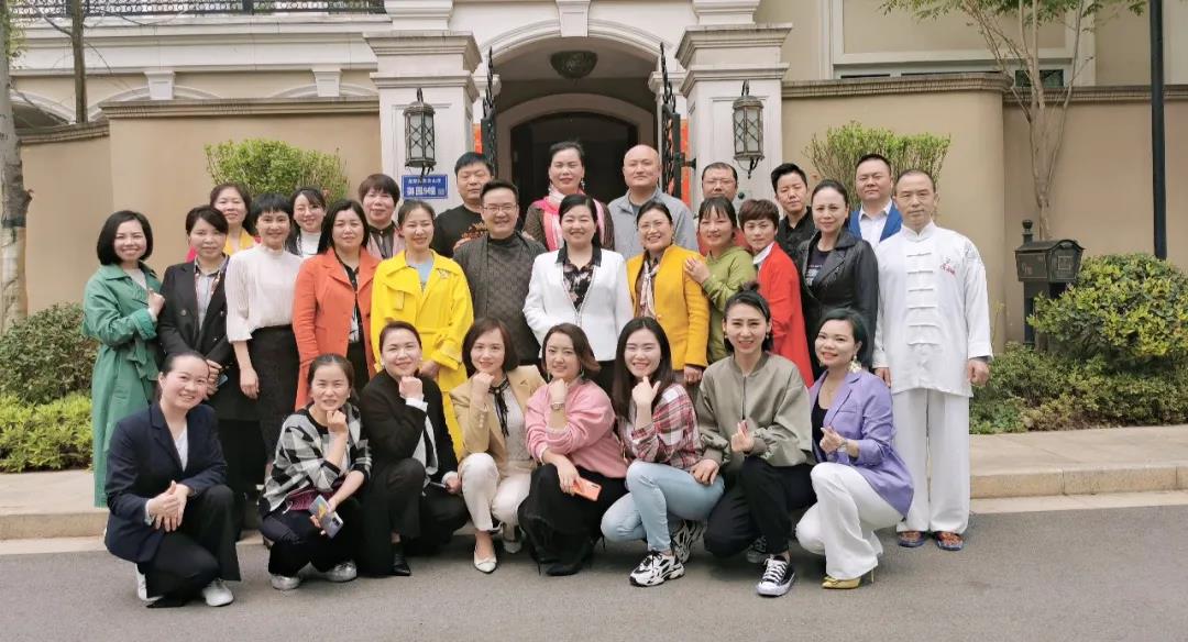 萬合恒業(yè)第一屆財(cái)富人生至尊導(dǎo)師日活動圓滿成功